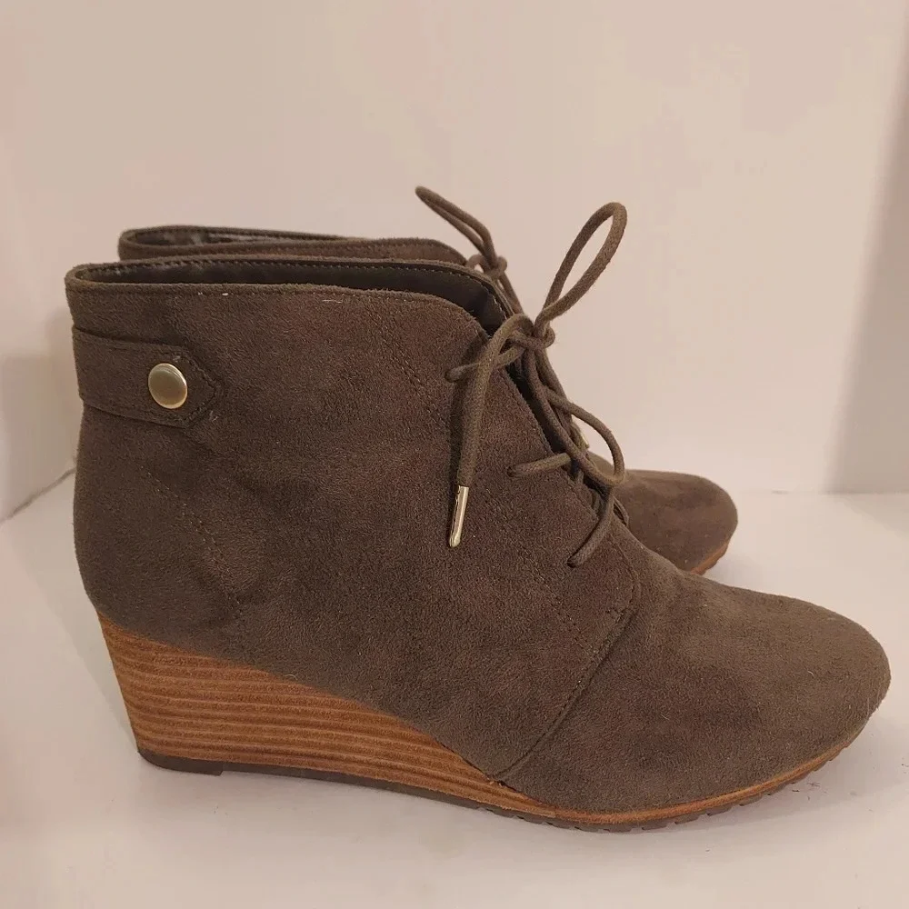 Dr. Scholl's Shoes Olive Green Microfiber Conquer Ankle Booties in Size 7.5M